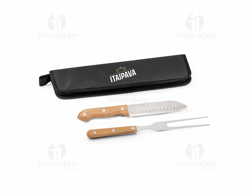 Kit churrasco com estojo contendo diversos utensílios em aço inoxidável, como faca, garfo, espeto, luva e pegador de carnes. Ideal para uso em churrascos e eventos ao ar livre.