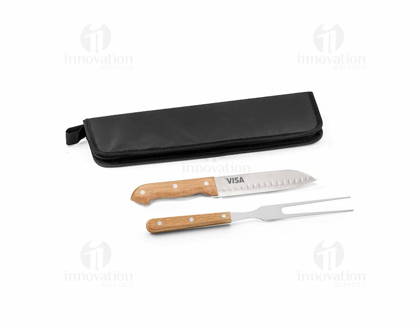 Kit churrasco com estojo contendo diversos utensílios em aço inoxidável, como faca, garfo, espeto, luva e pegador de carnes. Ideal para uso em churrascos e eventos ao ar livre.