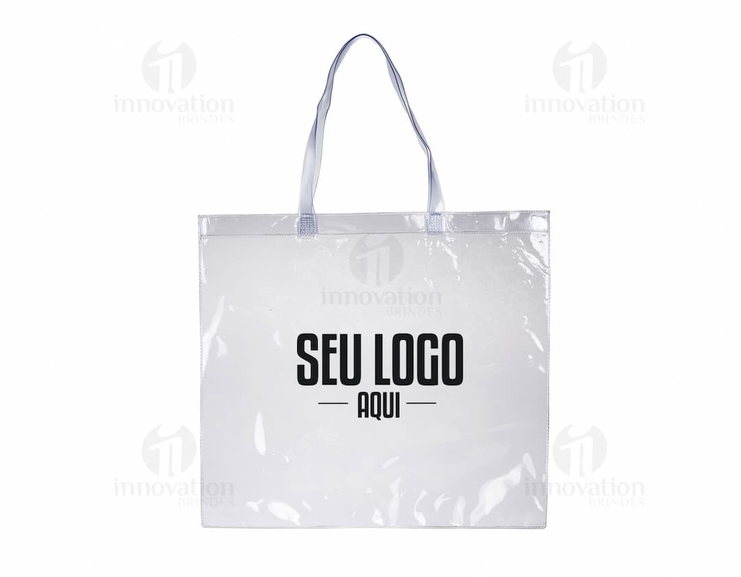 Sacola plástica transparente e elegante, com alça de couro e fecho de metal. Ideal para embalagem de presentes e compras em lojas de moda e acessórios. Moderna e prática, perfeita para o transporte de produtos e pertences de forma segura e estilosa.