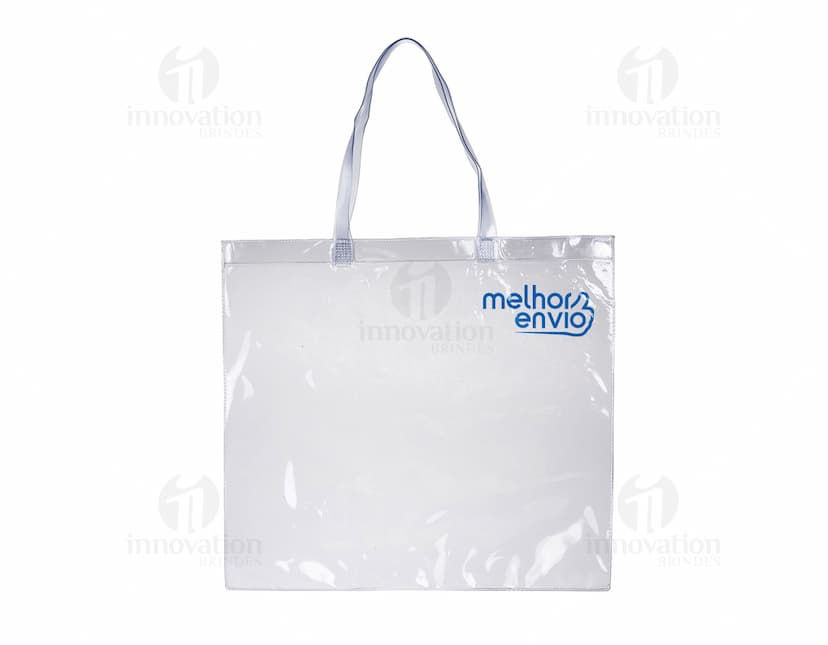 Sacola plástica transparente e elegante, com alça de couro e fecho de metal. Ideal para embalagem de presentes e compras em lojas de moda e acessórios. Moderna e prática, perfeita para o transporte de produtos e pertences de forma segura e estilosa.