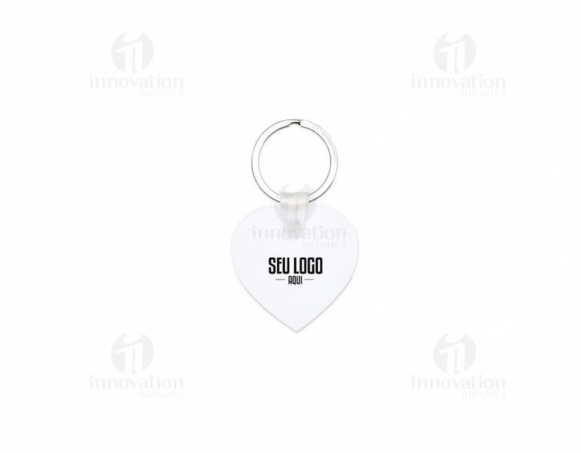 Chaveiro de acrílico em formato de coração, com design gráfico moderno e símbolo de amor. Feito em vidro transparente, com efeito 3D e brilhante. Objeto de decoração romântico e tecnológico, ideal para celebrar o Dia dos Namorados ou presentear alguém especial.
