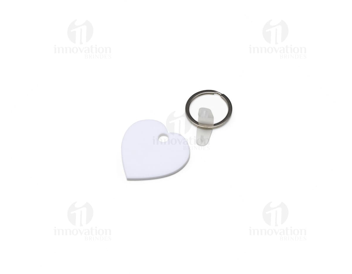 Chaveiro de acrílico em formato de coração, com design gráfico moderno e símbolo de amor. Feito em vidro transparente, com efeito 3D e brilhante. Objeto de decoração romântico e tecnológico, ideal para celebrar o Dia dos Namorados ou presentear alguém especial.