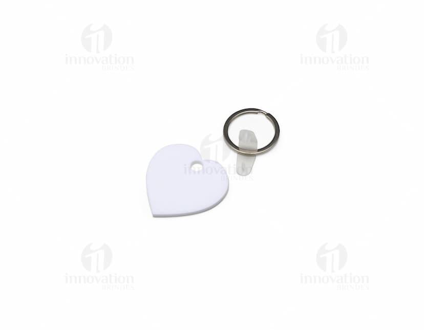 Chaveiro de acrílico em formato de coração, com design gráfico moderno e símbolo de amor. Feito em vidro transparente, com efeito 3D e brilhante. Objeto de decoração romântico e tecnológico, ideal para celebrar o Dia dos Namorados ou presentear alguém especial.