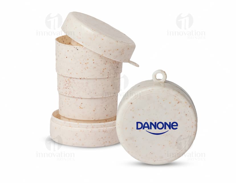 Copo retrátil de 200ml feito de fibra de arroz, ideal para comemorações e festas. O copo tem um formato redondo e é feito de material orgânico e saudável. Perfeito para servir bebidas refrescantes e saudáveis.