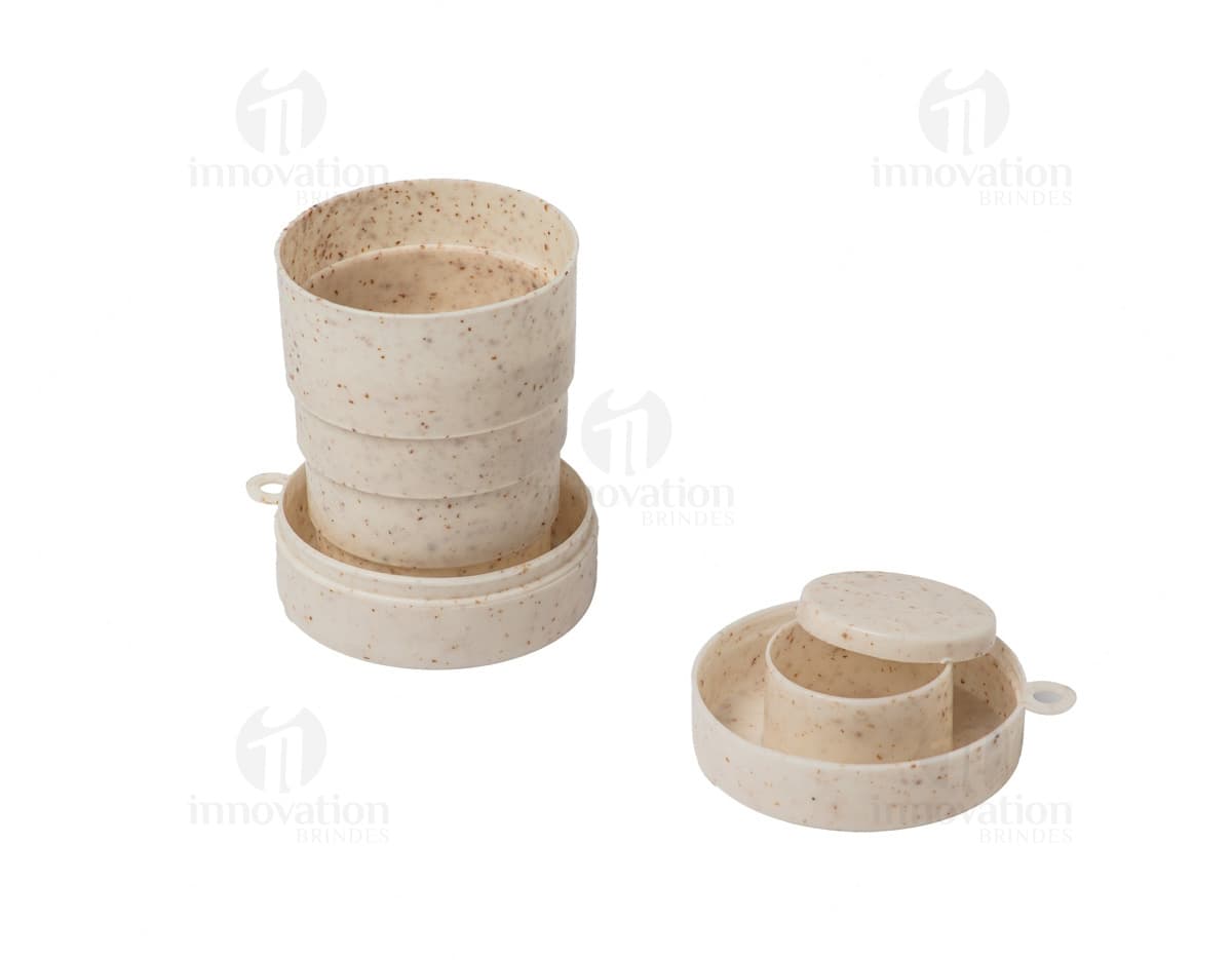 Copo retrátil de 200ml feito de fibra de arroz, ideal para comemorações e festas. O copo tem um formato redondo e é feito de material orgânico e saudável. Perfeito para servir bebidas refrescantes e saudáveis.