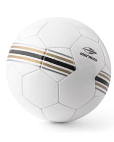 Bola de futebol em PVC preto e laranja, esférica, utilizada em competições esportivas.