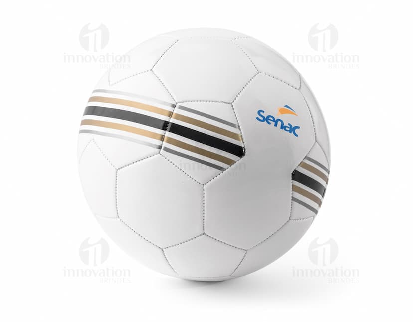 Bola de futebol em PVC preto e laranja, esférica, utilizada em competições esportivas.