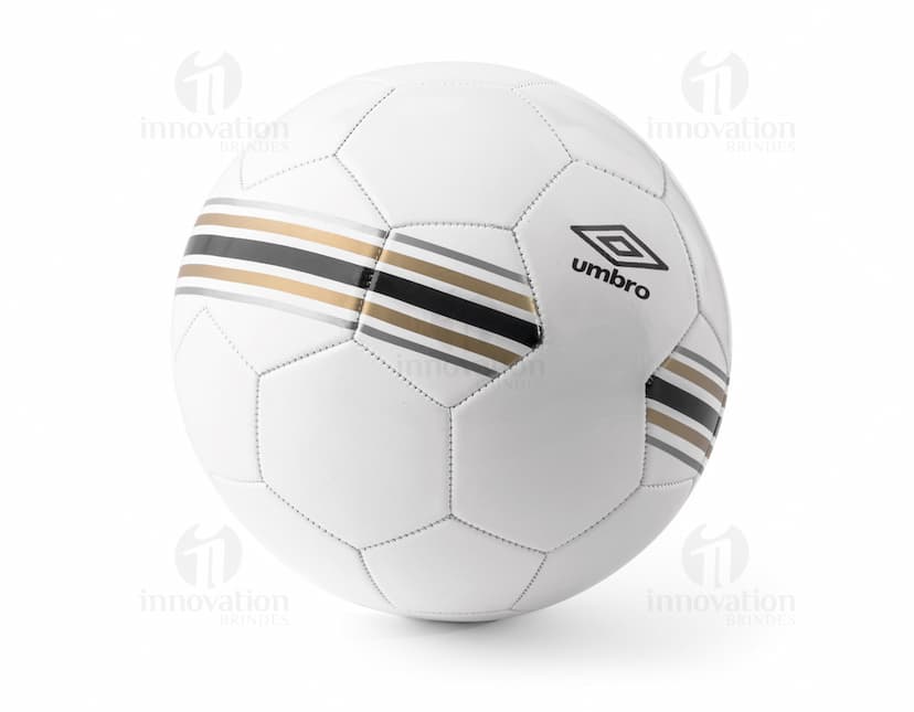 Bola de futebol em PVC preto e laranja, esférica, utilizada em competições esportivas.