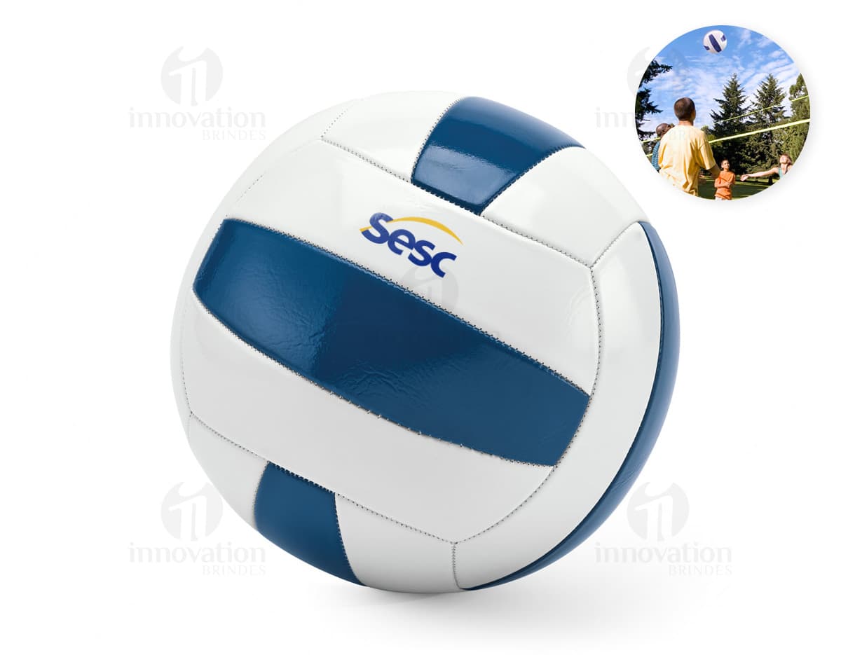 Bola de vôlei em PVC com design 3D, símbolo de um esporte de equipe e competição internacional. A bola possui detalhes gráficos em preto e prata, representando um game equipment para competir em campeonatos nacionais e internacionais. A imagem mostra a bola em um ambiente de escritório, destacando a conexão entre o esporte e o mundo dos negócios.