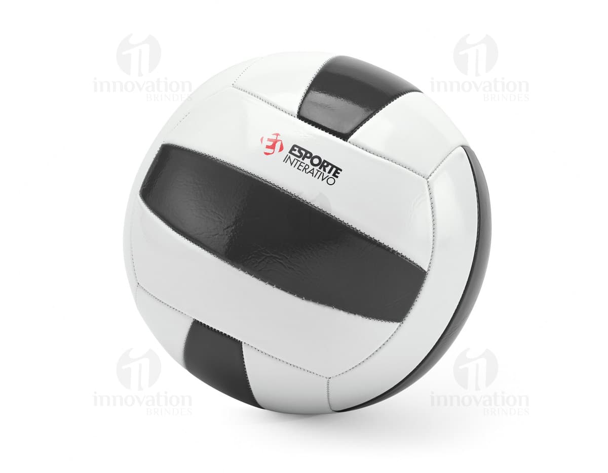 Bola de vôlei em PVC com design 3D, símbolo de um esporte de equipe e competição internacional. A bola possui detalhes gráficos em preto e prata, representando um game equipment para competir em campeonatos nacionais e internacionais. A imagem mostra a bola em um ambiente de escritório, destacando a conexão entre o esporte e o mundo dos negócios.