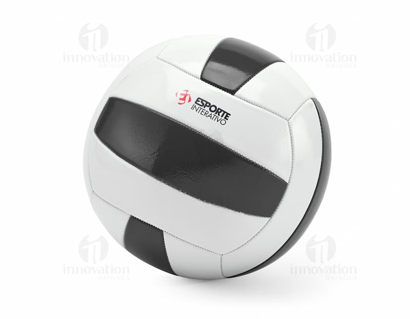 Bola de vôlei em PVC com design 3D, símbolo de um esporte de equipe e competição internacional. A bola possui detalhes gráficos em preto e prata, representando um game equipment para competir em campeonatos nacionais e internacionais. A imagem mostra a bola em um ambiente de escritório, destacando a conexão entre o esporte e o mundo dos negócios.