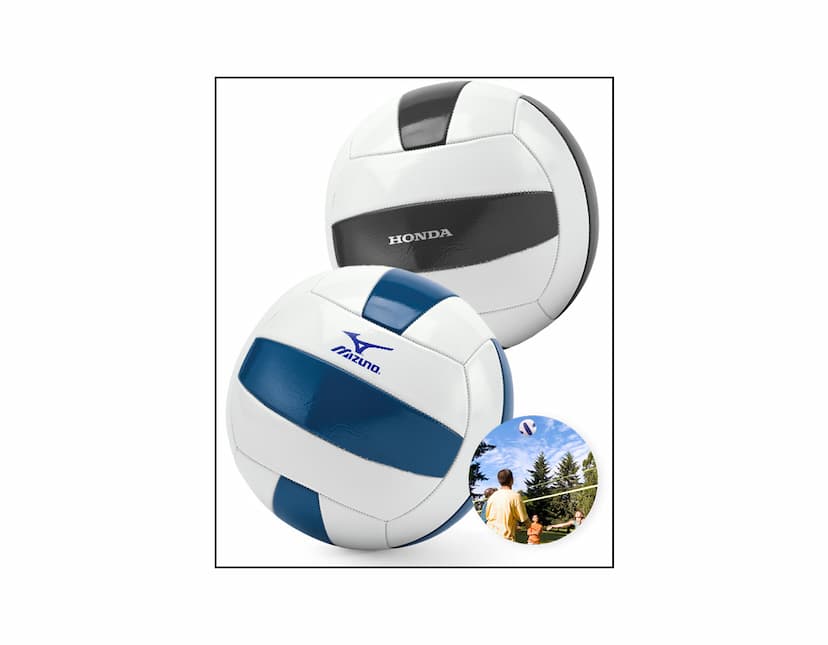 Bola de vôlei em PVC com design 3D, símbolo de um esporte de equipe e competição internacional. A bola possui detalhes gráficos em preto e prata, representando um game equipment para competir em campeonatos nacionais e internacionais. A imagem mostra a bola em um ambiente de escritório, destacando a conexão entre o esporte e o mundo dos negócios.