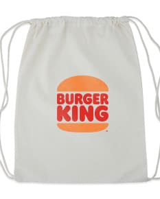 Mochila Saco em Algodão com design moderno e textura de tecido. Ideal para compras, presentes ou para transportar objetos. A cor branca simboliza a pureza e a paz, enquanto a bandeira estampada representa o patriotismo. Perfeito para quem busca um produto versátil e estiloso.