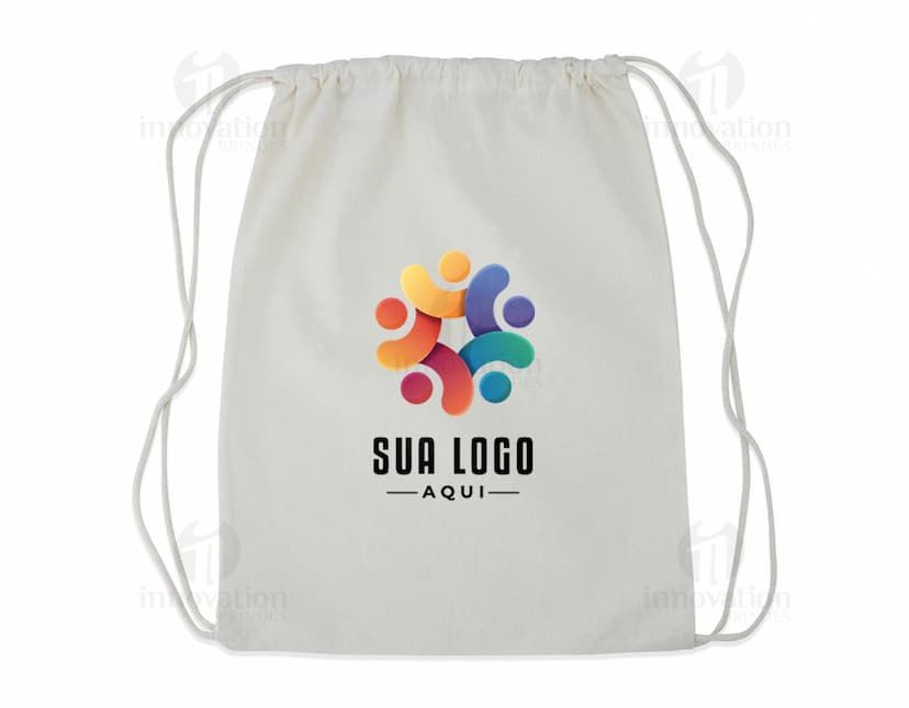 Mochila Saco em Algodão com design moderno e textura de tecido. Ideal para compras, presentes ou para transportar objetos. A cor branca simboliza a pureza e a paz, enquanto a bandeira estampada representa o patriotismo. Perfeito para quem busca um produto versátil e estiloso.