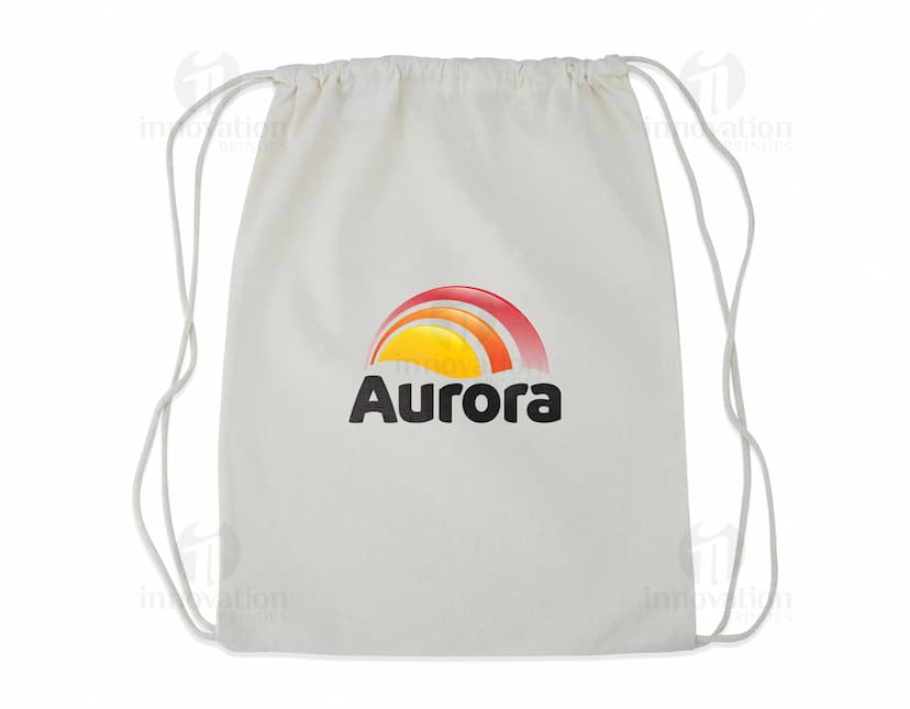 Mochila Saco em Algodão com design moderno e textura de tecido. Ideal para compras, presentes ou para transportar objetos. A cor branca simboliza a pureza e a paz, enquanto a bandeira estampada representa o patriotismo. Perfeito para quem busca um produto versátil e estiloso.