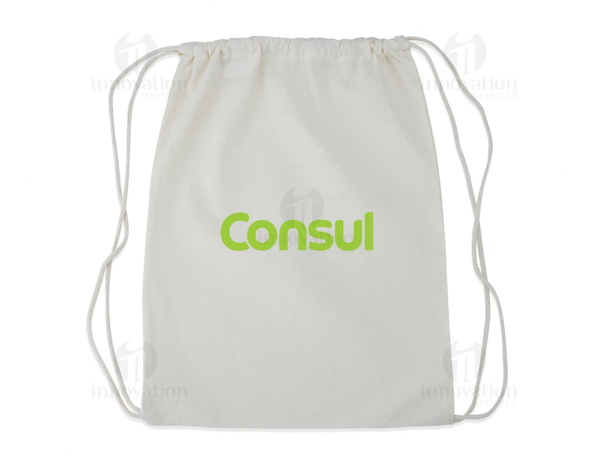 Mochila Saco em Algodão com design moderno e textura de tecido. Ideal para compras, presentes ou para transportar objetos. A cor branca simboliza a pureza e a paz, enquanto a bandeira estampada representa o patriotismo. Perfeito para quem busca um produto versátil e estiloso.