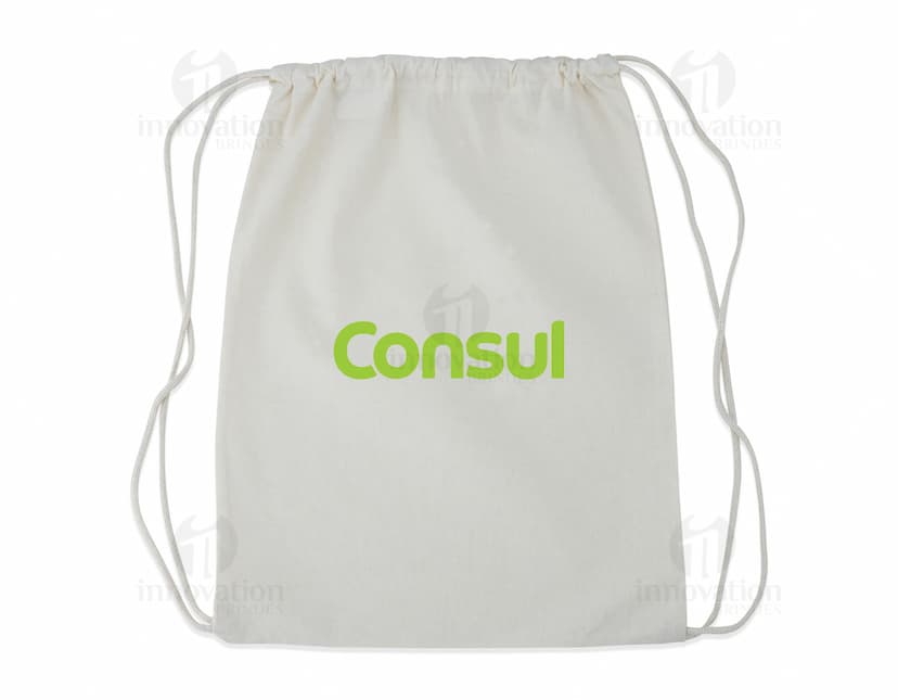 Mochila Saco em Algodão com design moderno e textura de tecido. Ideal para compras, presentes ou para transportar objetos. A cor branca simboliza a pureza e a paz, enquanto a bandeira estampada representa o patriotismo. Perfeito para quem busca um produto versátil e estiloso.
