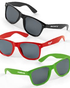 Óculos de sol em PC de cor preta, com lentes de proteção contra raios ultravioleta. Modernos, estilosos e elegantes, ideais para uso no verão, na praia ou em atividades ao ar livre. Acessório de moda que combina proteção aos olhos com um visual atrativo e descolado.