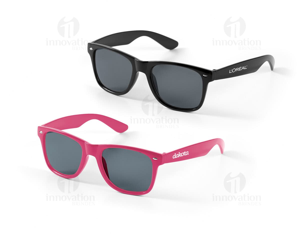 Óculos de sol em PC de cor preta, com lentes de proteção contra raios ultravioleta. Modernos, estilosos e elegantes, ideais para uso no verão, na praia ou em atividades ao ar livre. Acessório de moda que combina proteção aos olhos com um visual atrativo e descolado.