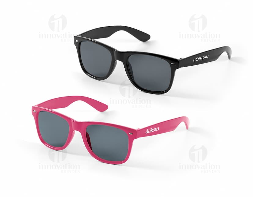Óculos de sol em PC de cor preta, com lentes de proteção contra raios ultravioleta. Modernos, estilosos e elegantes, ideais para uso no verão, na praia ou em atividades ao ar livre. Acessório de moda que combina proteção aos olhos com um visual atrativo e descolado.