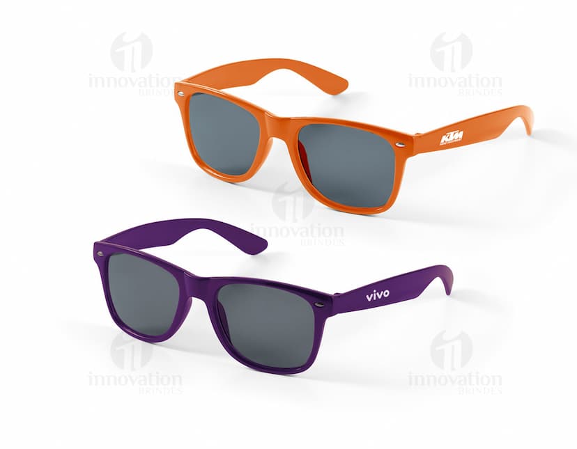 Óculos de sol em PC de cor preta, com lentes de proteção contra raios ultravioleta. Modernos, estilosos e elegantes, ideais para uso no verão, na praia ou em atividades ao ar livre. Acessório de moda que combina proteção aos olhos com um visual atrativo e descolado.