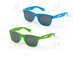 Óculos de sol em PC de cor preta, com lentes de proteção contra raios ultravioleta. Modernos, estilosos e elegantes, ideais