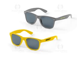 Óculos de sol em PC de cor preta, com lentes de proteção contra raios ultravioleta. Modernos, estilosos e elegantes, ideais
