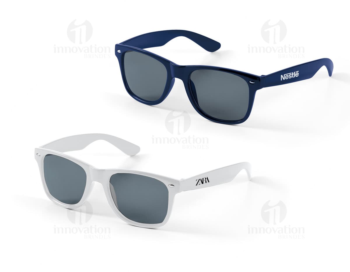 Óculos de sol em PC de cor preta, com lentes de proteção contra raios ultravioleta. Modernos, estilosos e elegantes, ideais para uso no verão, na praia ou em atividades ao ar livre. Acessório de moda que combina proteção aos olhos com um visual atrativo e descolado.