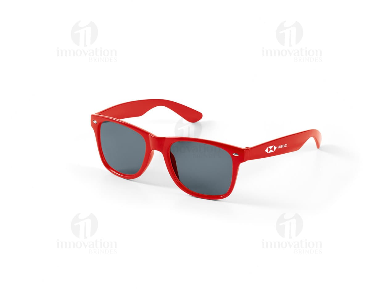 Óculos de sol em PC de cor preta, com lentes de proteção contra raios ultravioleta. Modernos, estilosos e elegantes, ideais para uso no verão, na praia ou em atividades ao ar livre. Acessório de moda que combina proteção aos olhos com um visual atrativo e descolado.