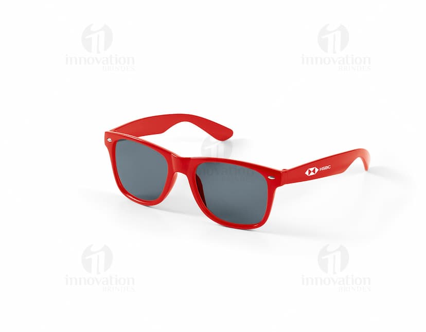 Óculos de sol em PC de cor preta, com lentes de proteção contra raios ultravioleta. Modernos, estilosos e elegantes, ideais para uso no verão, na praia ou em atividades ao ar livre. Acessório de moda que combina proteção aos olhos com um visual atrativo e descolado.