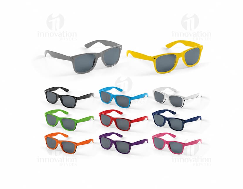 Óculos de sol em PC de cor preta, com lentes de proteção contra raios ultravioleta. Modernos, estilosos e elegantes, ideais para uso no verão, na praia ou em atividades ao ar livre. Acessório de moda que combina proteção aos olhos com um visual atrativo e descolado.