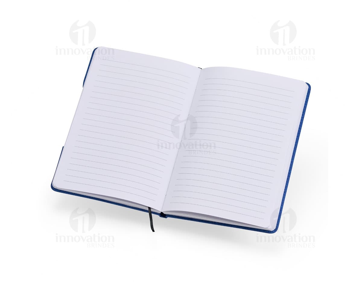 Caderneta com suporte de celular em uma mesa de escritório com notebook, papel em branco, cartão vazio, notas amarelas, livro, textos, padrões e texturas coloridas.