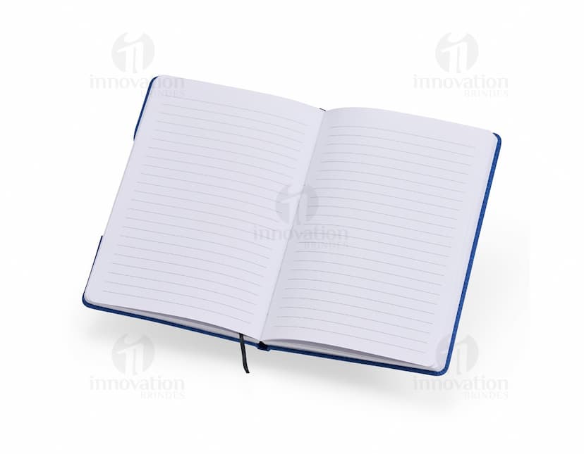 Caderneta com suporte de celular em uma mesa de escritório com notebook, papel em branco, cartão vazio, notas amarelas, livro, textos, padrões e texturas coloridas.