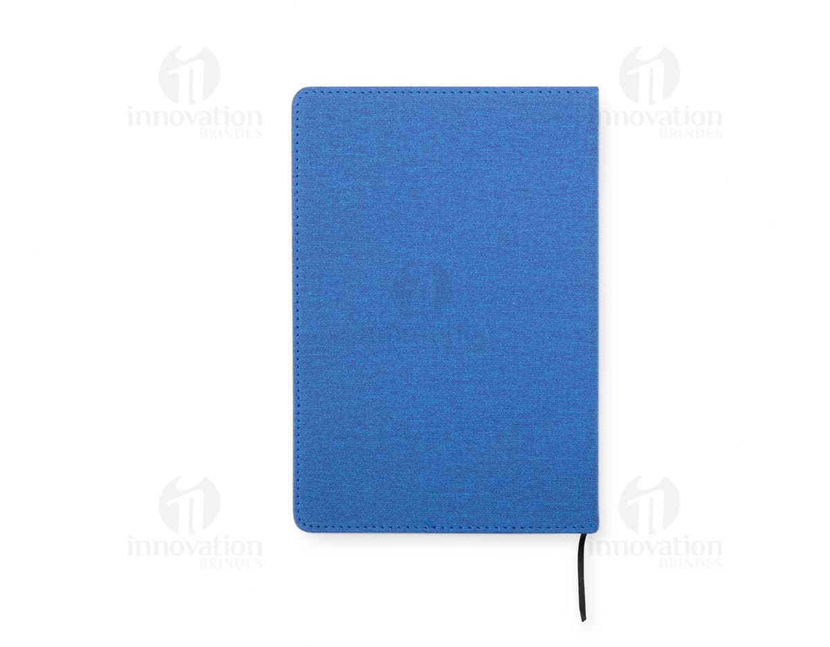 Caderneta com suporte de celular em uma mesa de escritório com notebook, papel em branco, cartão vazio, notas amarelas, livro, textos, padrões e texturas coloridas.