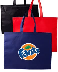 Sacola de TNT na cor branca com alças pretas, sobre fundo branco.