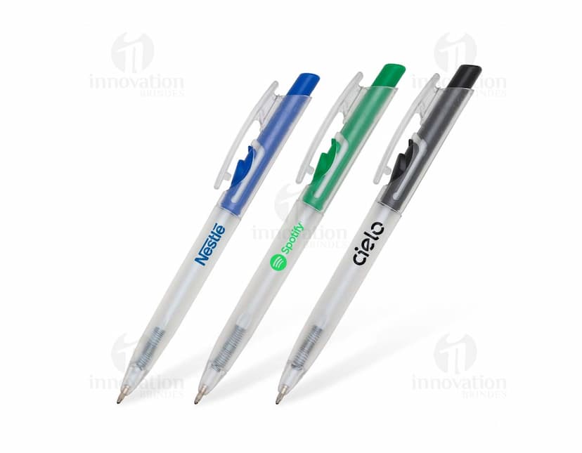 Caneta plástica azul com tampa e design simples.