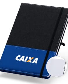 Caderneta A5 de poliéster preta com elástico e marcador de páginas vermelho.