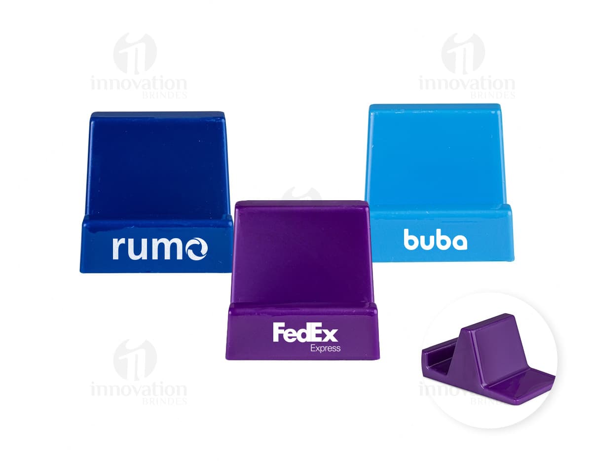 Suporte para celular preto em formato de mesa, com ajuste de inclinação e rotação. O celular na imagem está posicionado na vertical.