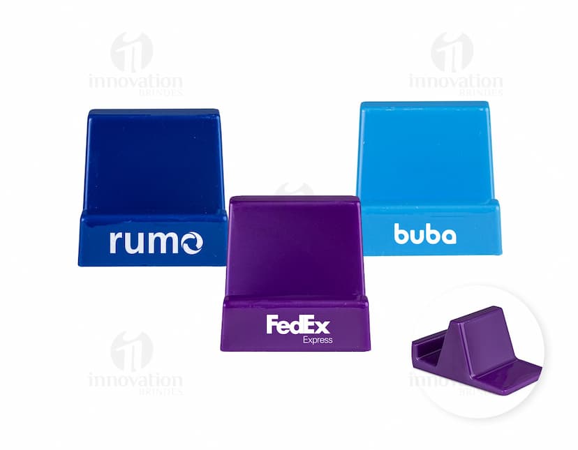 Suporte para celular preto em formato de mesa, com ajuste de inclinação e rotação. O celular na imagem está posicionado na vertical.