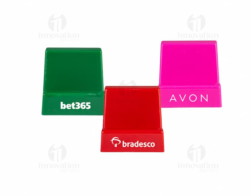 Suporte para celular preto em formato de mesa, com ajuste de inclinação e rotação. O celular na imagem está posicionado na vertical.
