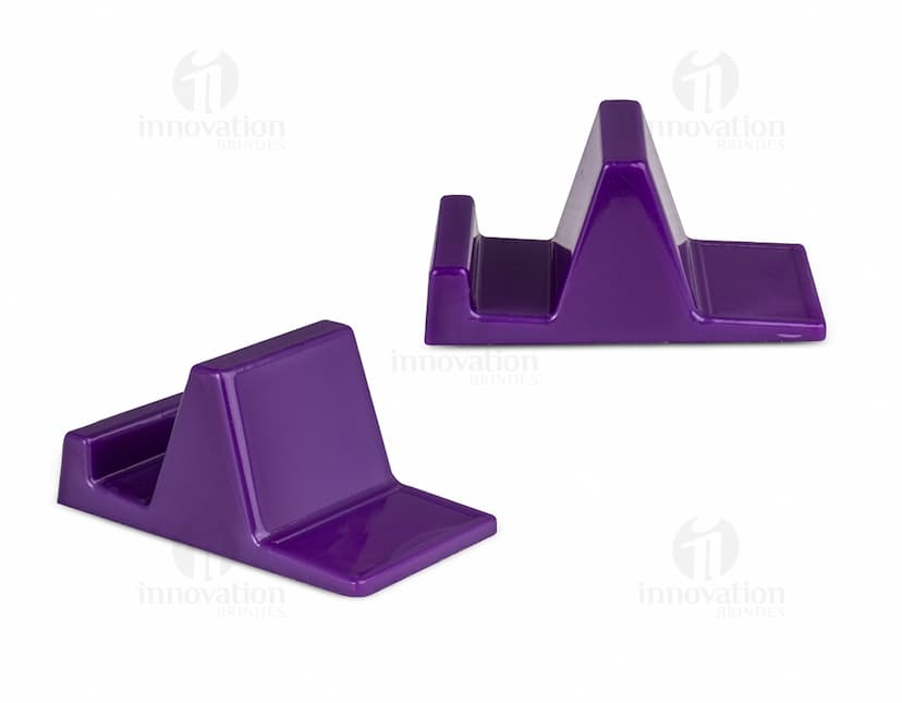 Suporte para celular preto em formato de mesa, com ajuste de inclinação e rotação. O celular na imagem está posicionado na vertical.
