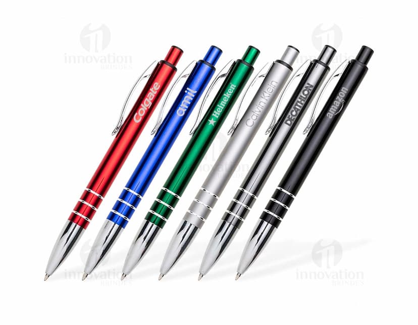 Caneta metal prateada com design elegante e tinta preta.
