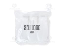 Kit Viagem 3 Peças em embalagem de papel com design elegante e limpo. Contém uma roupa íntima feminina de cetim acompanhada