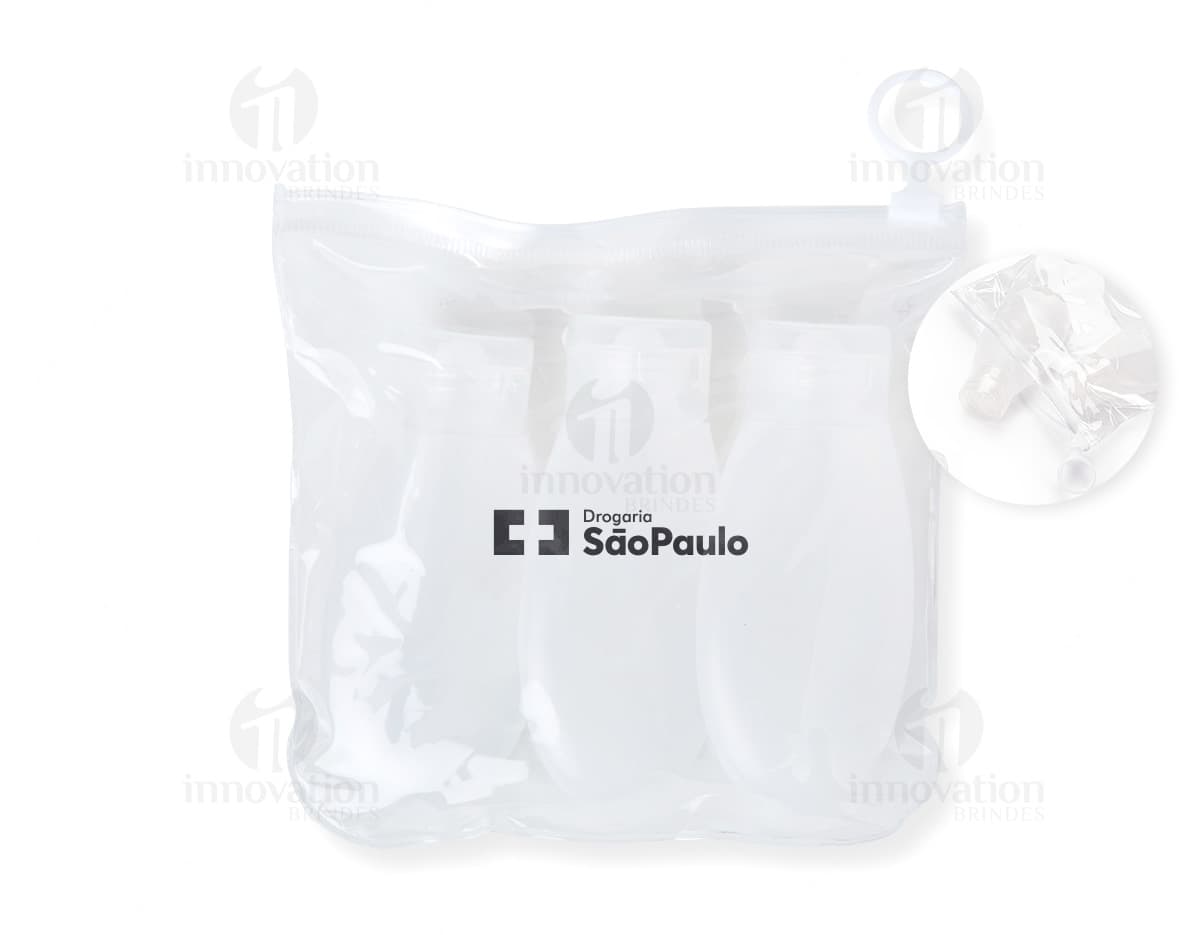 Kit Viagem 3 Peças em embalagem de papel com design elegante e limpo. Contém uma roupa íntima feminina de cetim acompanhada de um soutien de renda. Embalagem contém laço decorativo e possui brilho, ideal para presente de celebrações especiais.