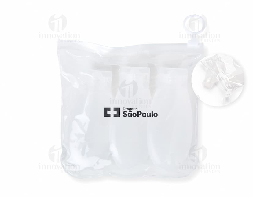 Kit Viagem 3 Peças em embalagem de papel com design elegante e limpo. Contém uma roupa íntima feminina de cetim acompanhada de um soutien de renda. Embalagem contém laço decorativo e possui brilho, ideal para presente de celebrações especiais.