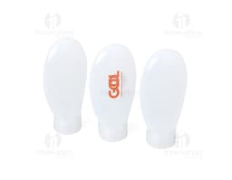 Kit Viagem 3 Peças em embalagem de papel com design elegante e limpo. Contém uma roupa íntima feminina de cetim acompanhada