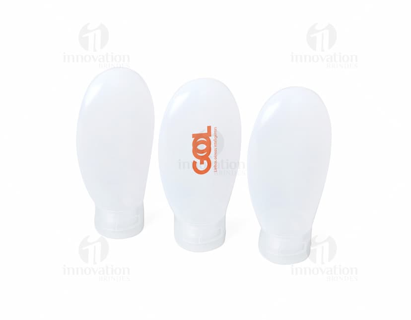 Kit Viagem 3 Peças em embalagem de papel com design elegante e limpo. Contém uma roupa íntima feminina de cetim acompanhada de um soutien de renda. Embalagem contém laço decorativo e possui brilho, ideal para presente de celebrações especiais.