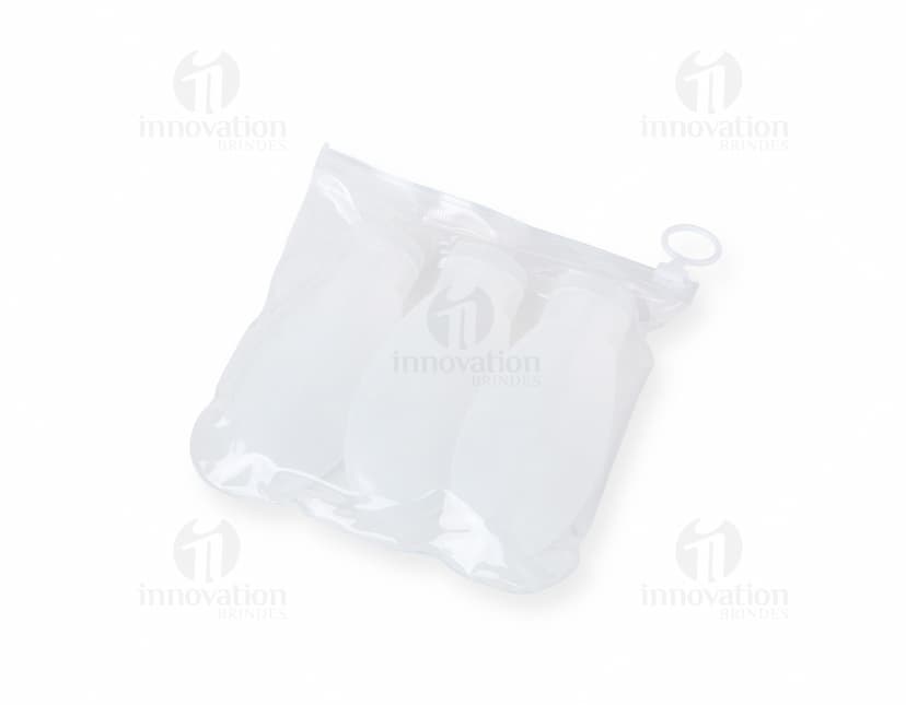 Kit Viagem 3 Peças em embalagem de papel com design elegante e limpo. Contém uma roupa íntima feminina de cetim acompanhada de um soutien de renda. Embalagem contém laço decorativo e possui brilho, ideal para presente de celebrações especiais.