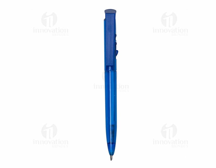 Uma imagem de uma caneta plástica preta com tampa azul e clipe prateado em um fundo branco.