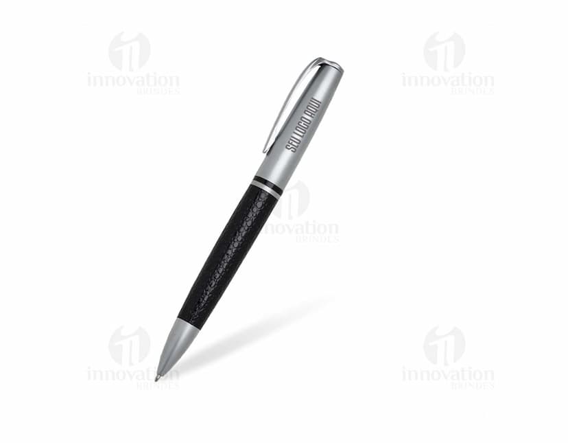 Caneta metal prateada com detalhes em relevo, com tampa e clip dourados.